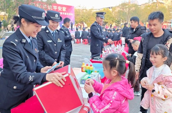 “广西公安文艺小剧场”走进基层一线 